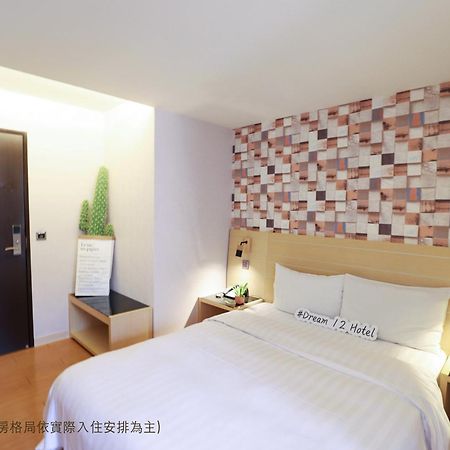 Dream 12 Hotel Taichung Esterno foto