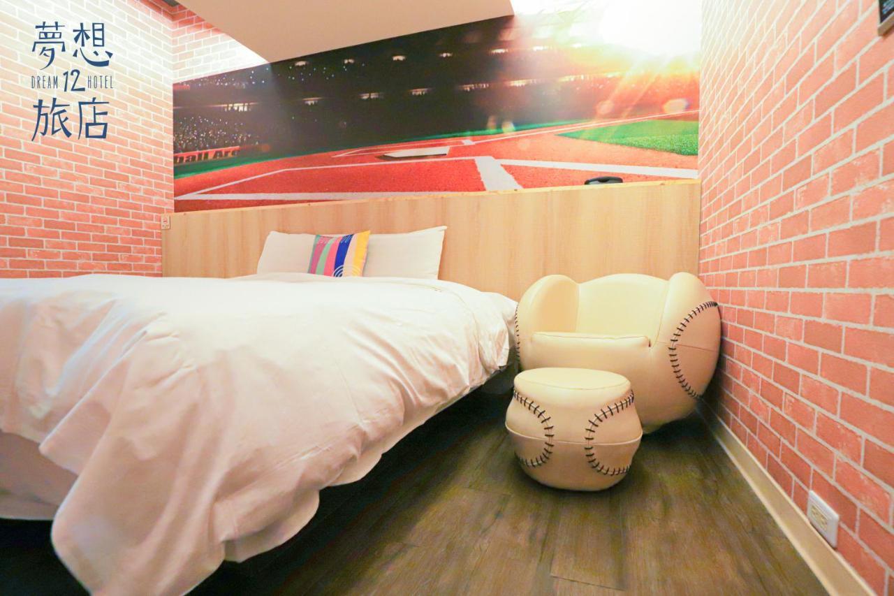 Dream 12 Hotel Taichung Esterno foto