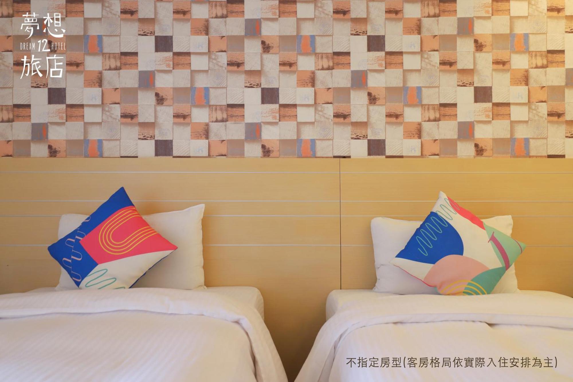 Dream 12 Hotel Taichung Esterno foto